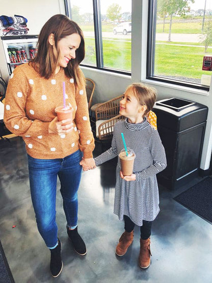 Flexible, BPA-free silicone straws safe for hot and cold beverages.