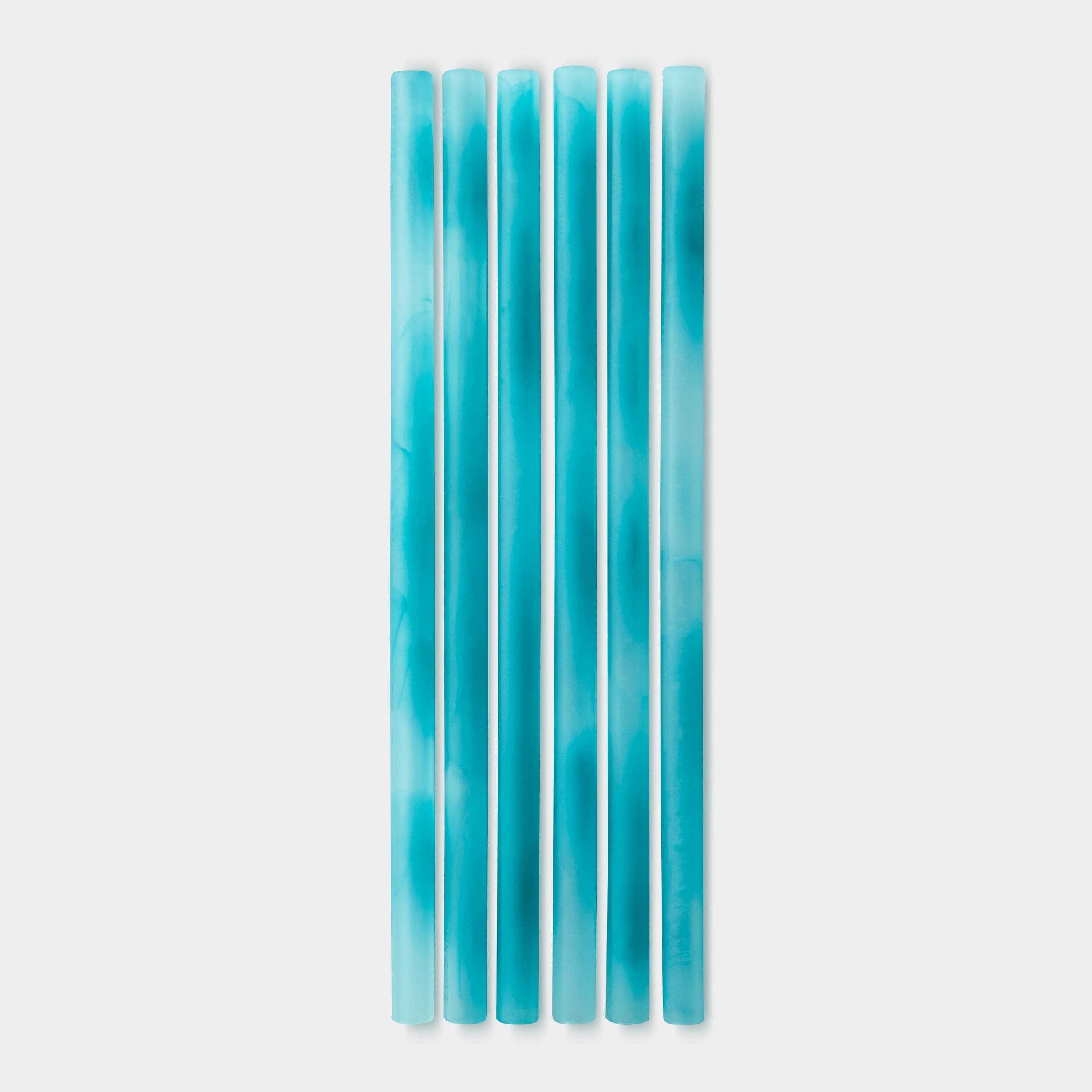 Durable and non-toxic silicone straws, safe for hot and cold beverages.
