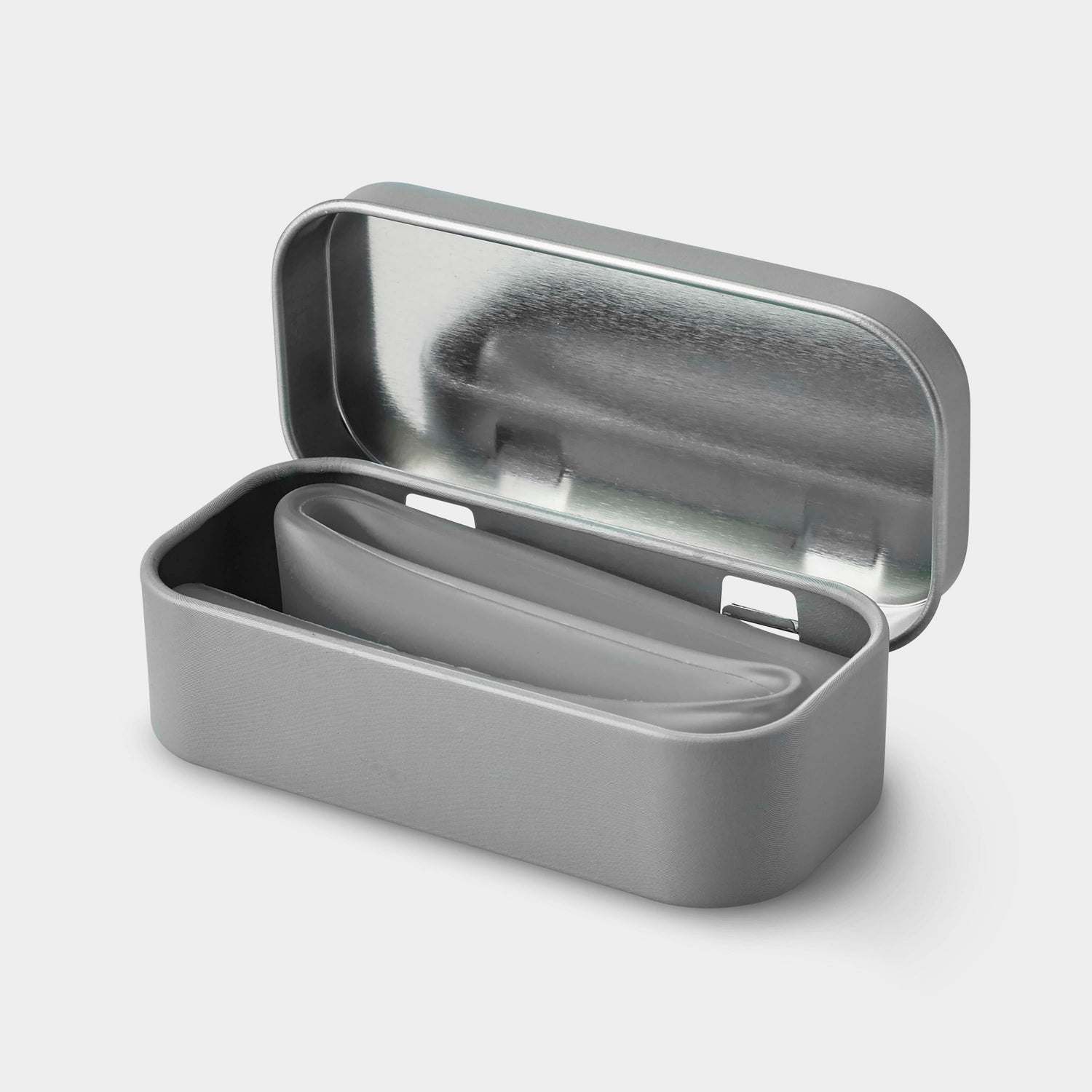 Soft and recyclable silicone straw promoting a zero-waste lifestyle.