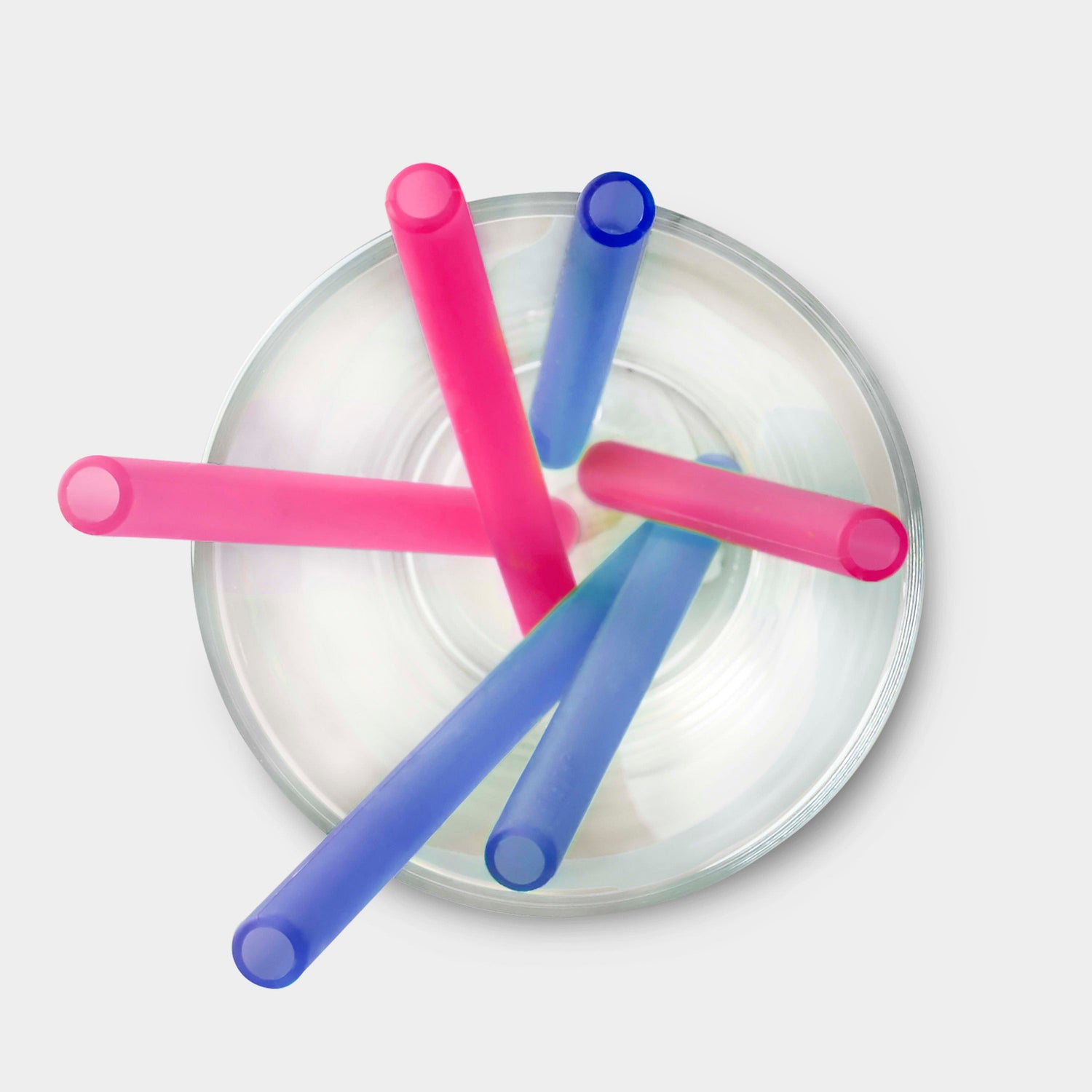 Reusable silicone straw with a 0.6 cm opening for easy sipping.
